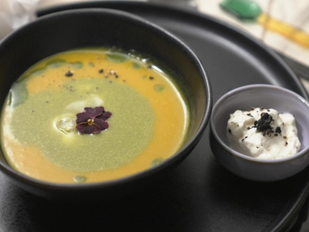 Kartoffelsuppe und Erbsensuppe mit Kürbisbrot und Aioli