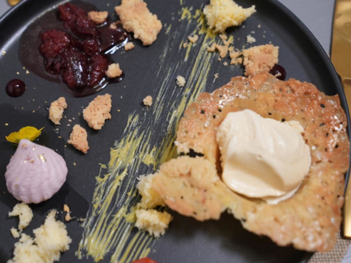 Tonkabohneneis mit Holunderblüten-Brombeermousse und Zwetschgenkompott