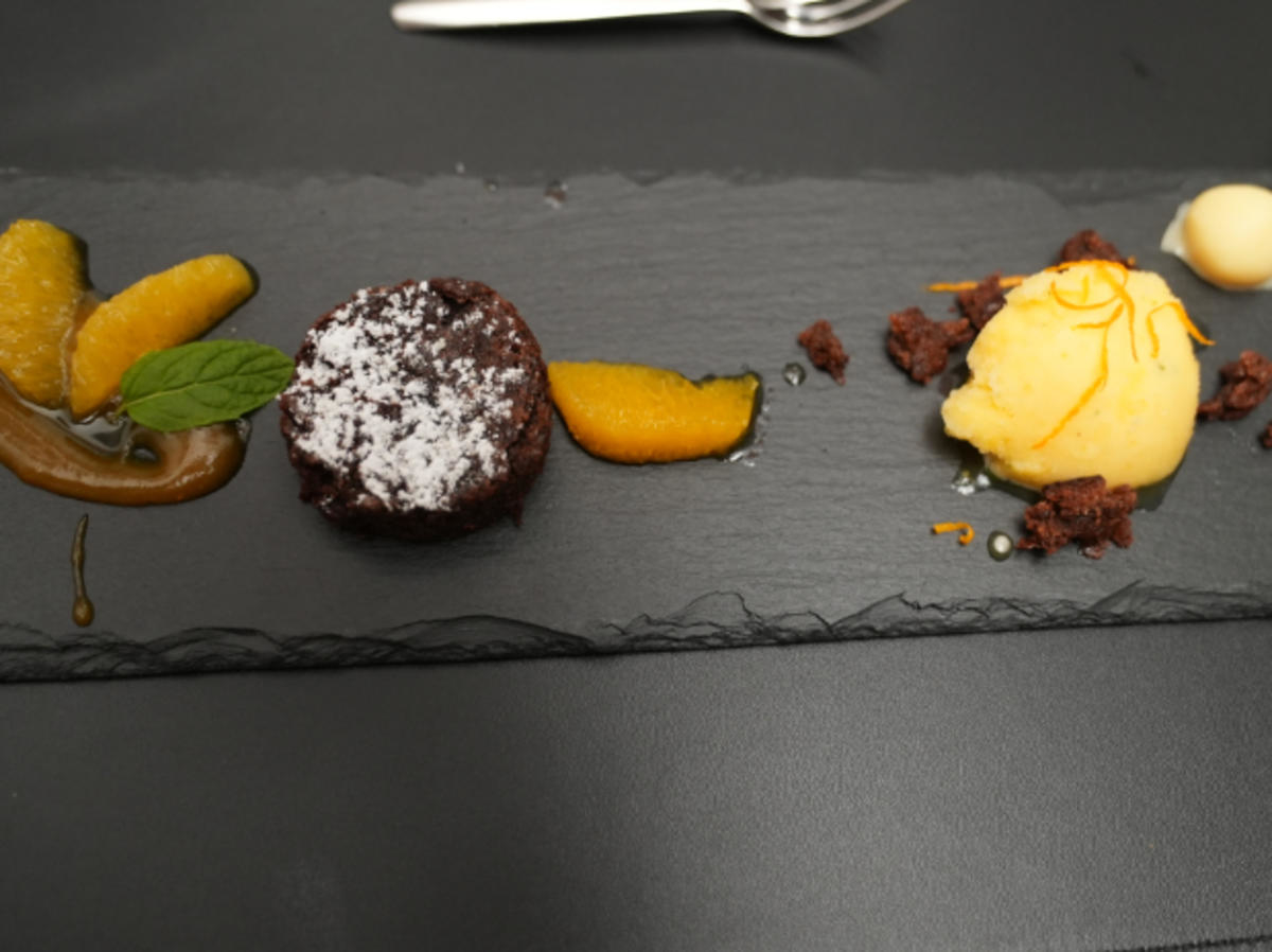 Schokoladentarte mit Orangensorbet und weißer Schokotrüffelpraline