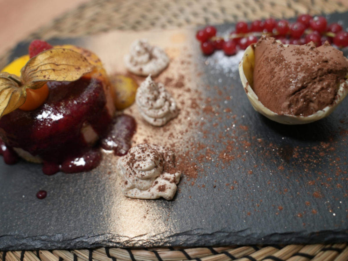 Mango-Himbeertörtchen mit Mousse au Chocolat und Maronensahne