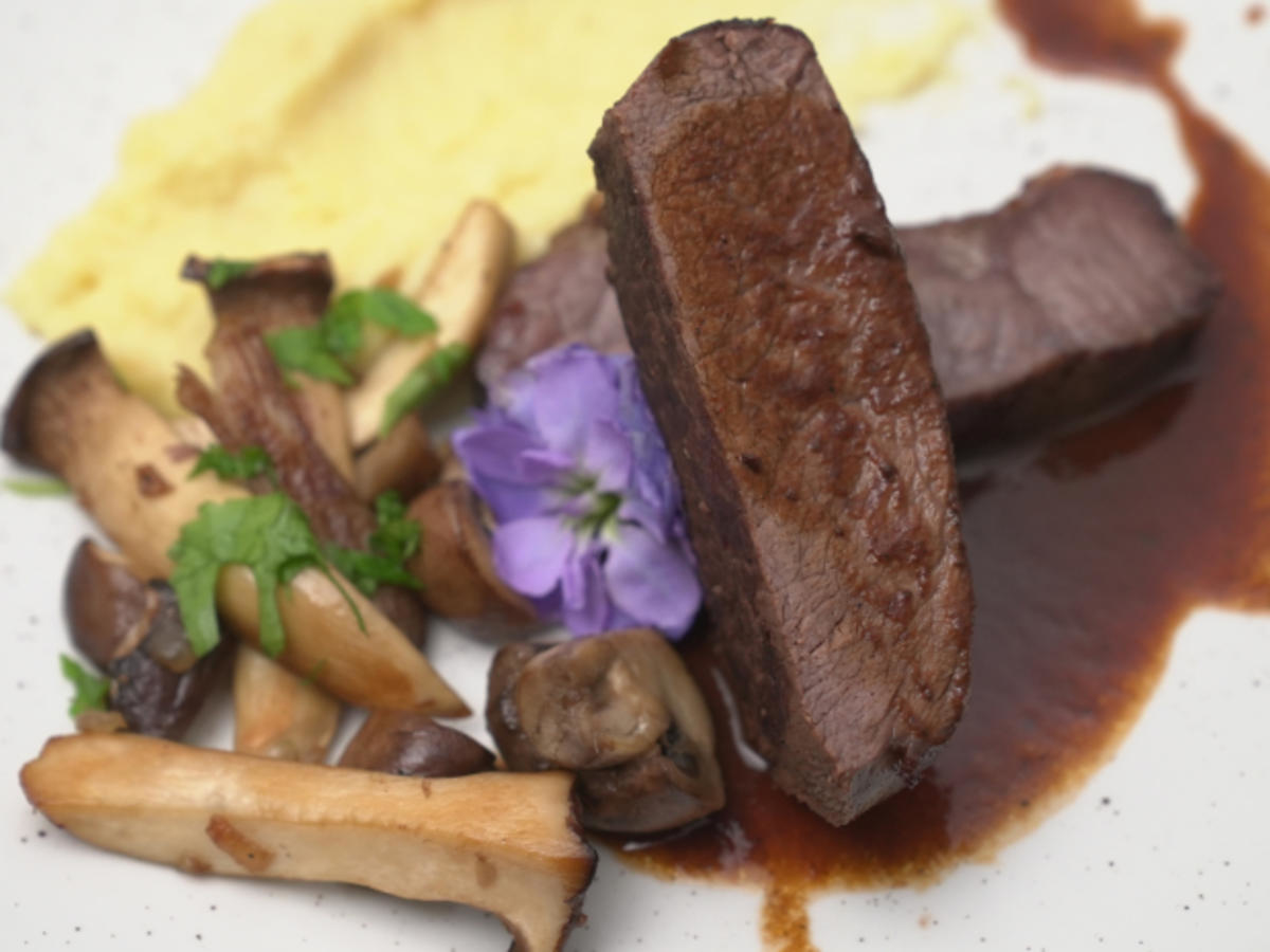 Rind und Hirsch an Kartoffel-Pastinaken-Püree mit Waldpilzen