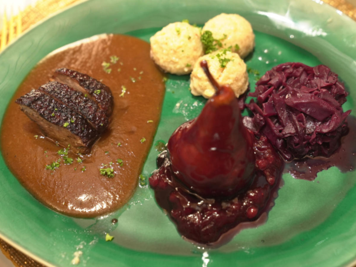 Entenbrust mit Apfelrotkohl und Rotweinbirne an Preiselbeeren