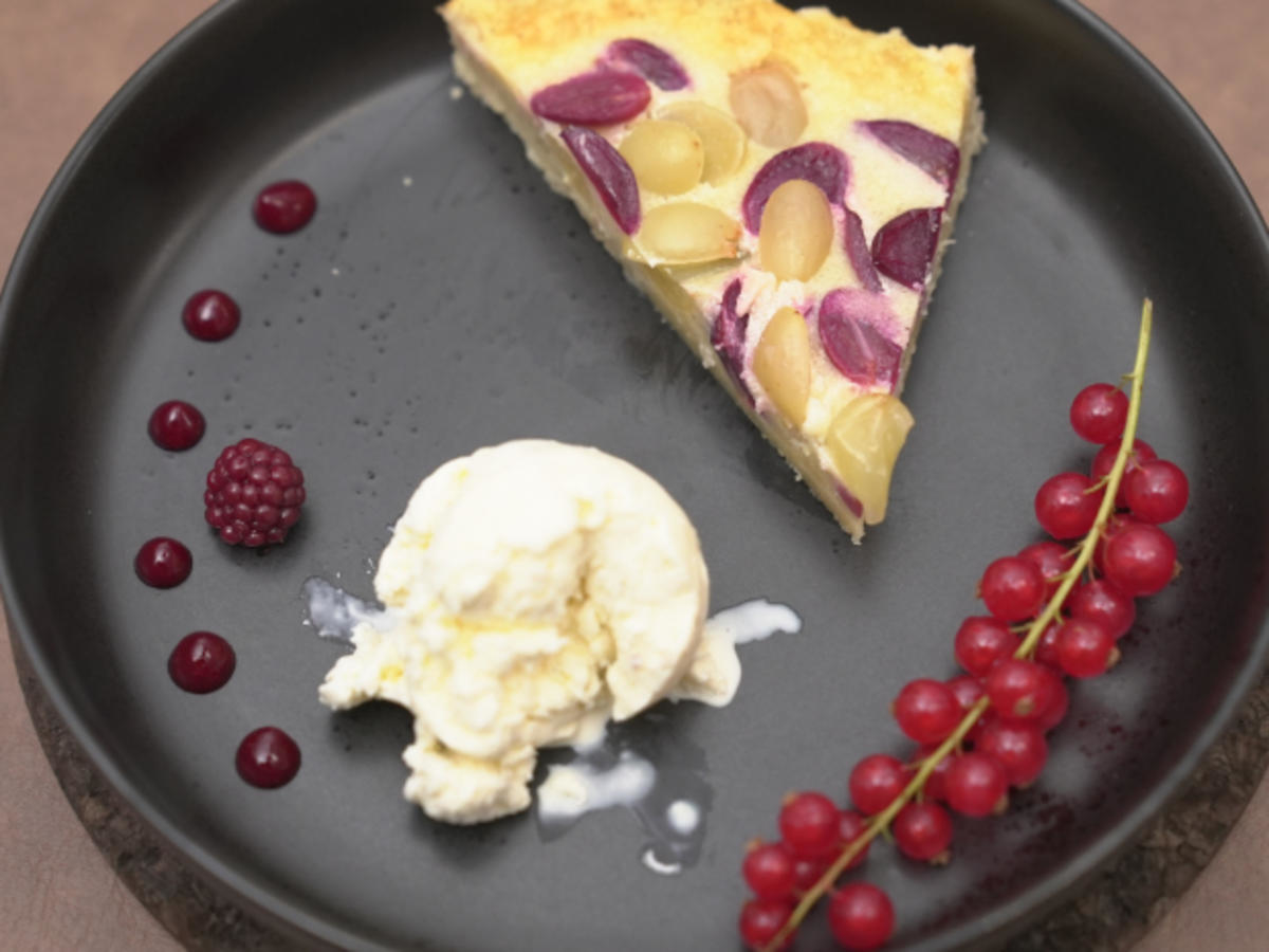 Traubentarte mit Vanille-Eis und Brombeer-Gel