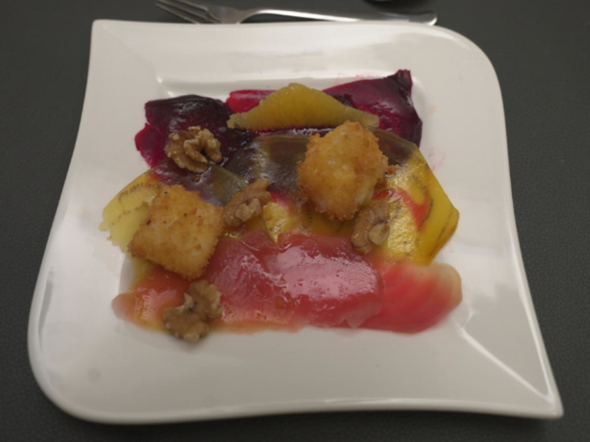 Rote-Bete-Carpaccio mit gebackenem Ziegenkäse und Walnussbaguette