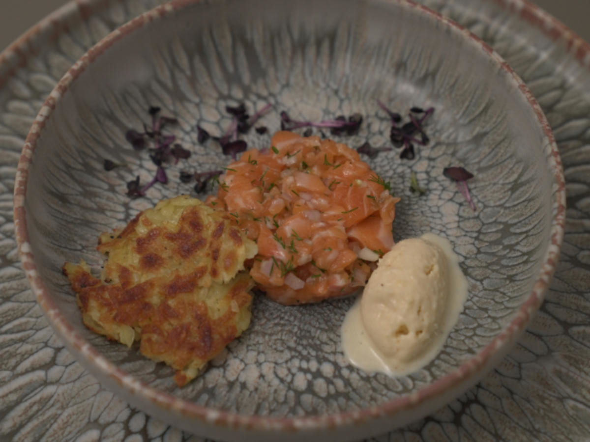 Lachstatar mit Rösti und Meerrettich-Eis