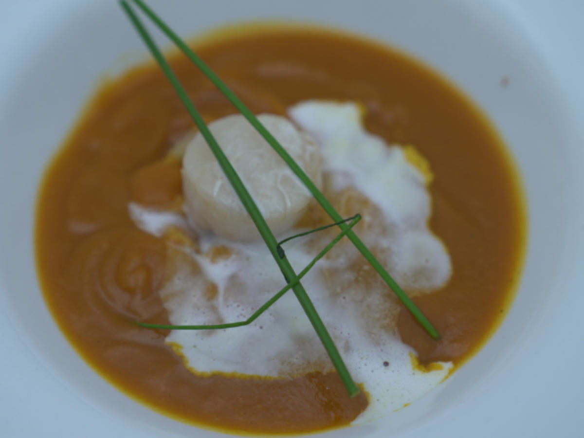 Kürbissuppe mit Jakobsmuschel und Kokos-Limettengras-Schaum