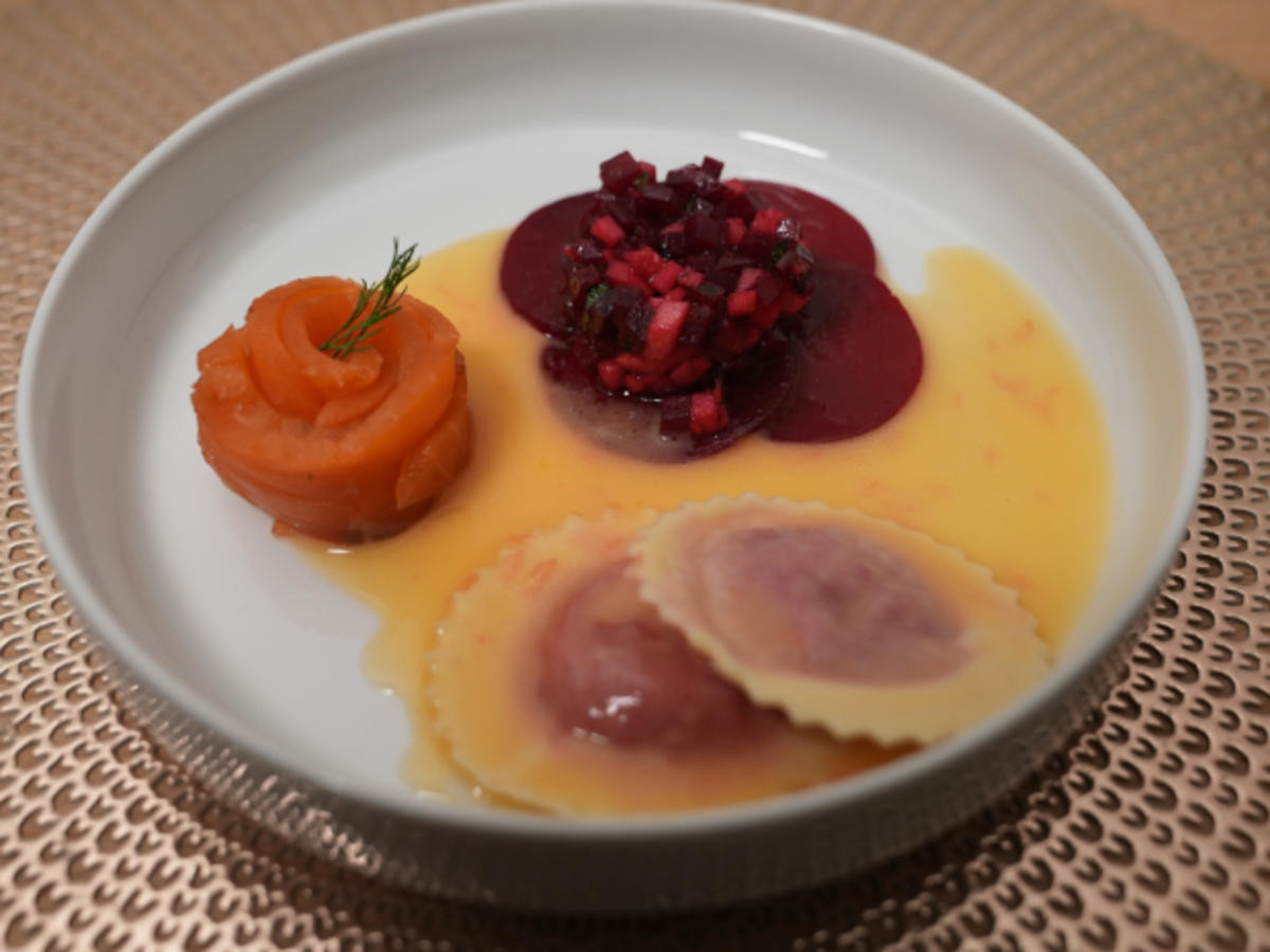 Rote Bete-Ricotta Ravioli mit Carpaccio und Salat