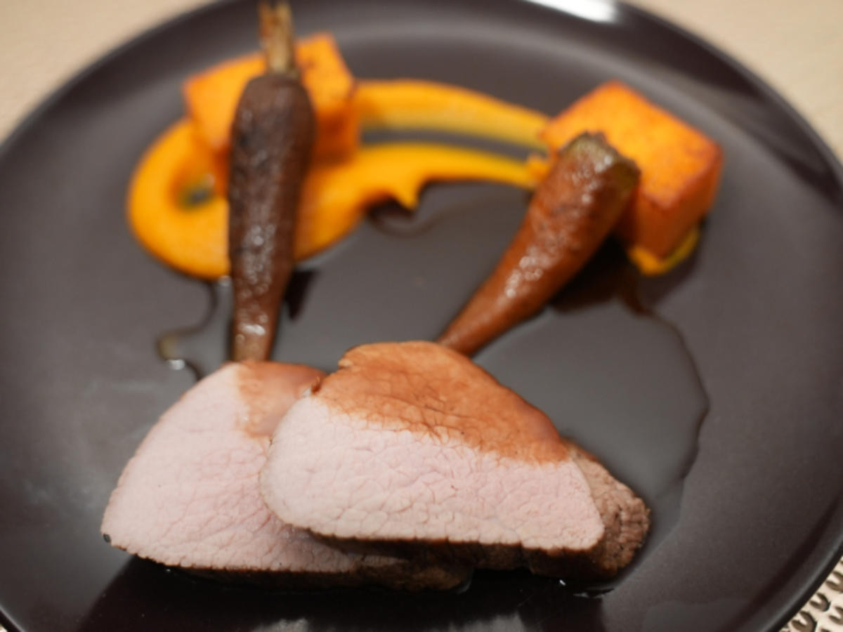 Kalbssemerrolle mit Karotten-Püree und Polenta Schnitte