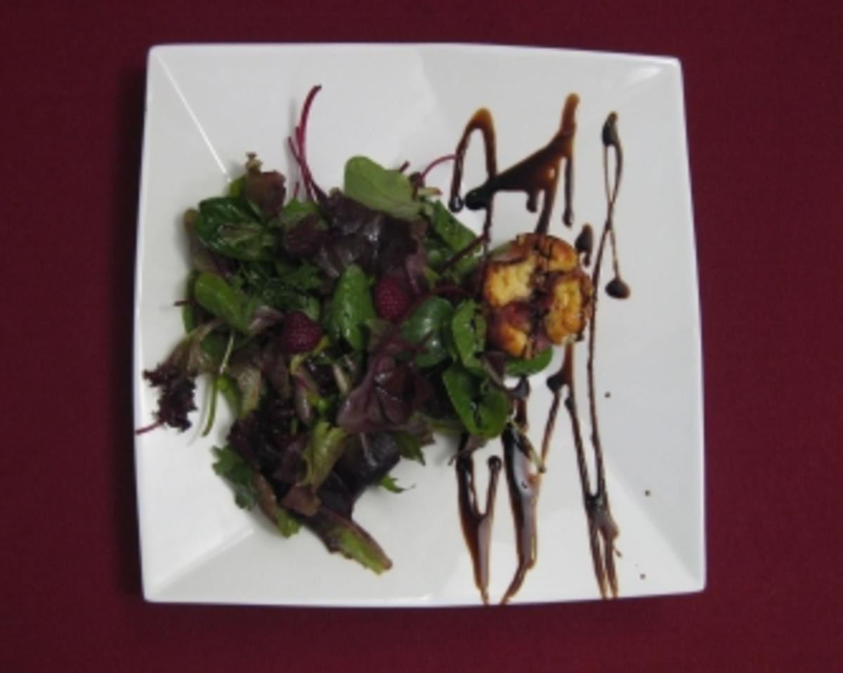 Thymian-Ricotta-Muffin mit wildem Salat