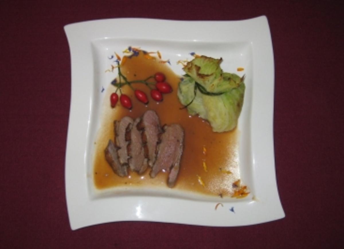 Entenbrust mit Hagebutten-Soße und Kartoffel-Wirsing-Päckchen