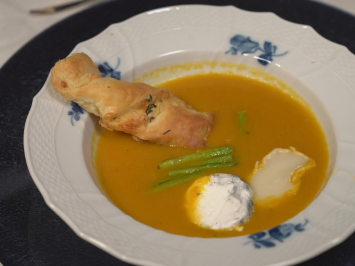 Möhrensuppe mit Spargel und Ziegenkäse