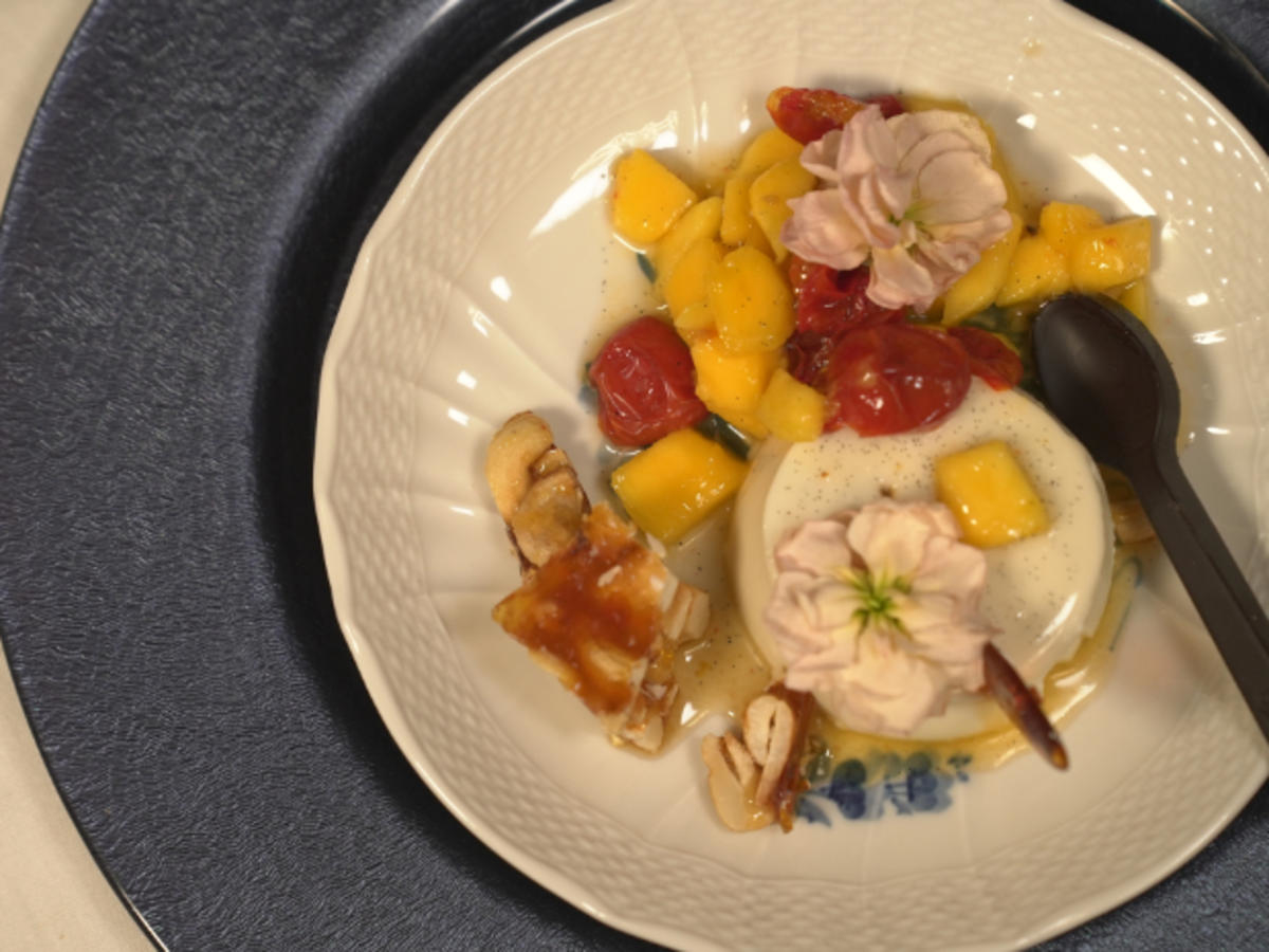Kokos-Panna-Cotta mit süßen Tomaten