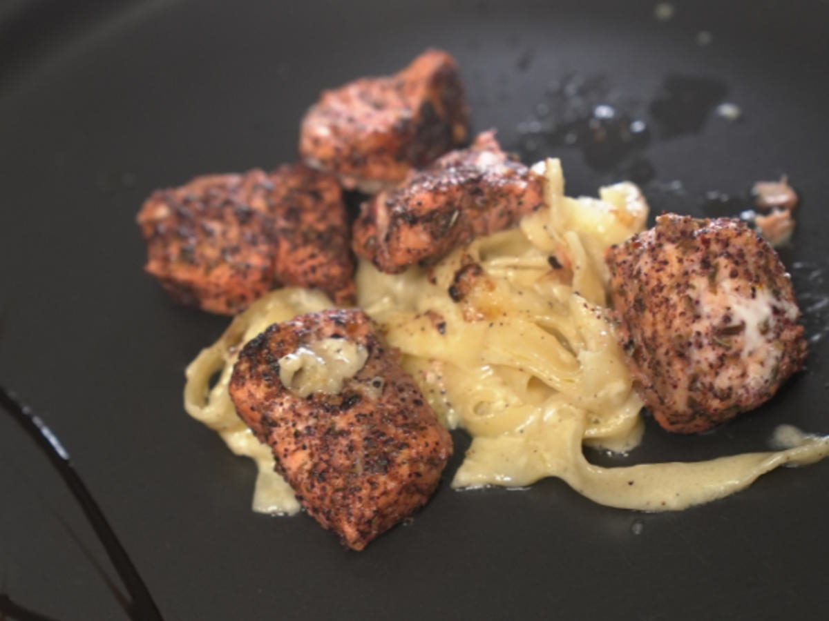 Tagliatelle mit Lachs in Weißwein-Soße