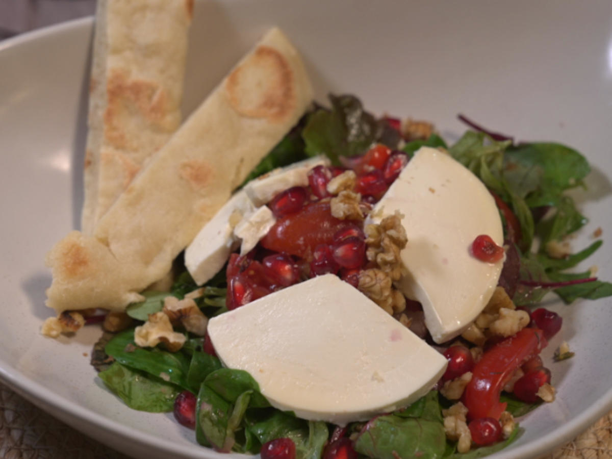 Mit Honig gebackener Hirtenkäse auf Wildsalat, dazu Seelenbrot