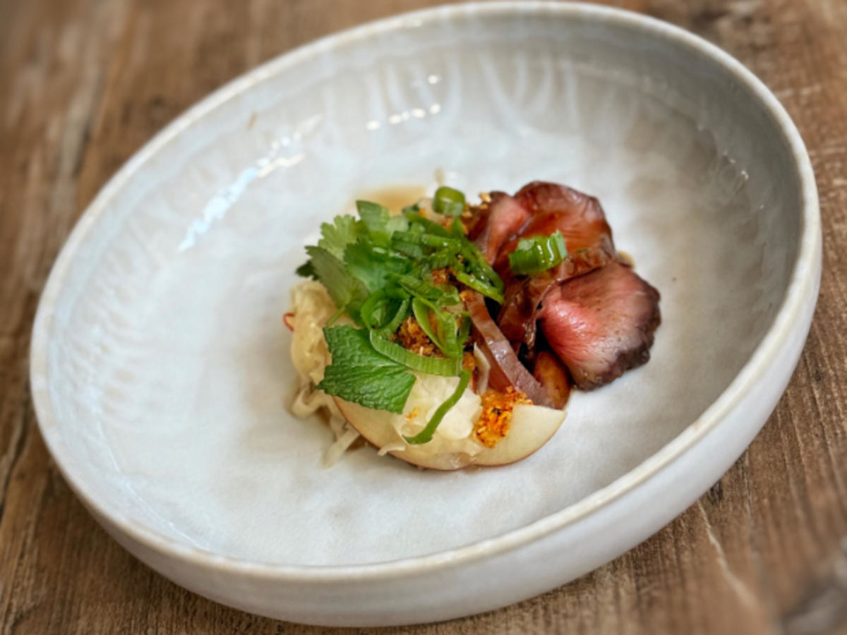 Teriyaki-Rinderherz mit Kerbelknolle (Cheyenne Ochsenknecht und Nino Sifkovits)