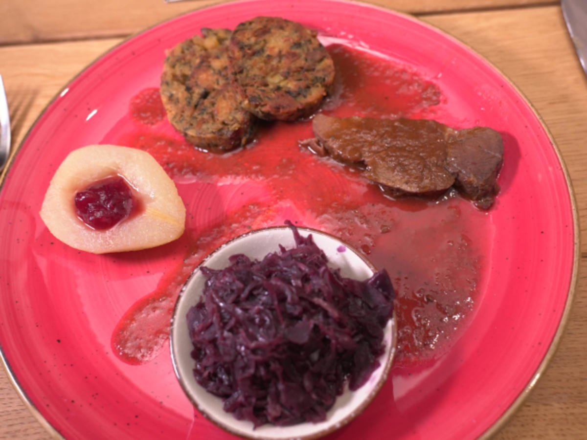 Wildschweinbraten mit Semmelknödel, Blaukraut und Birne