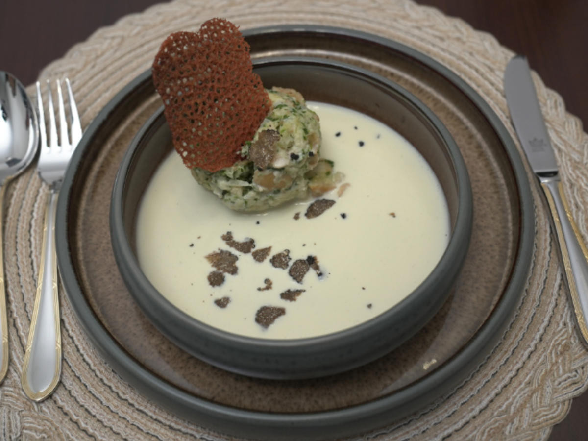 Spinatknödel auf Parmesanschaum und frischer Trüffel