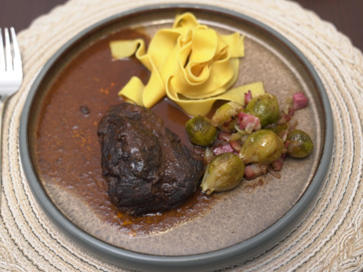 Ochsenbäckchen im Portweinjus, karamellisierten Rosenkohl und Pasta