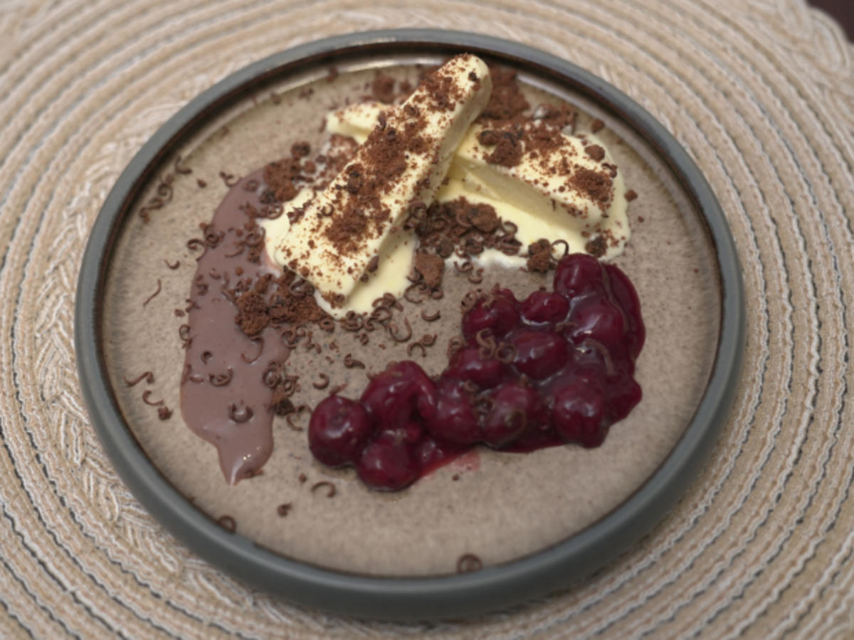 Eierlikör Parfait auf Schokospiegel mit Kirschsoße und Cookie Crumble