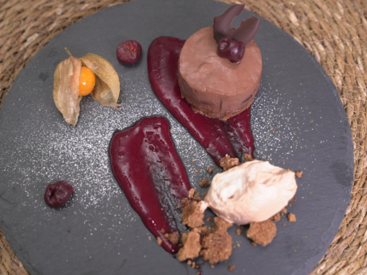 Törtchen mit Nougat-Sahne, Crumble und Kirschsoße