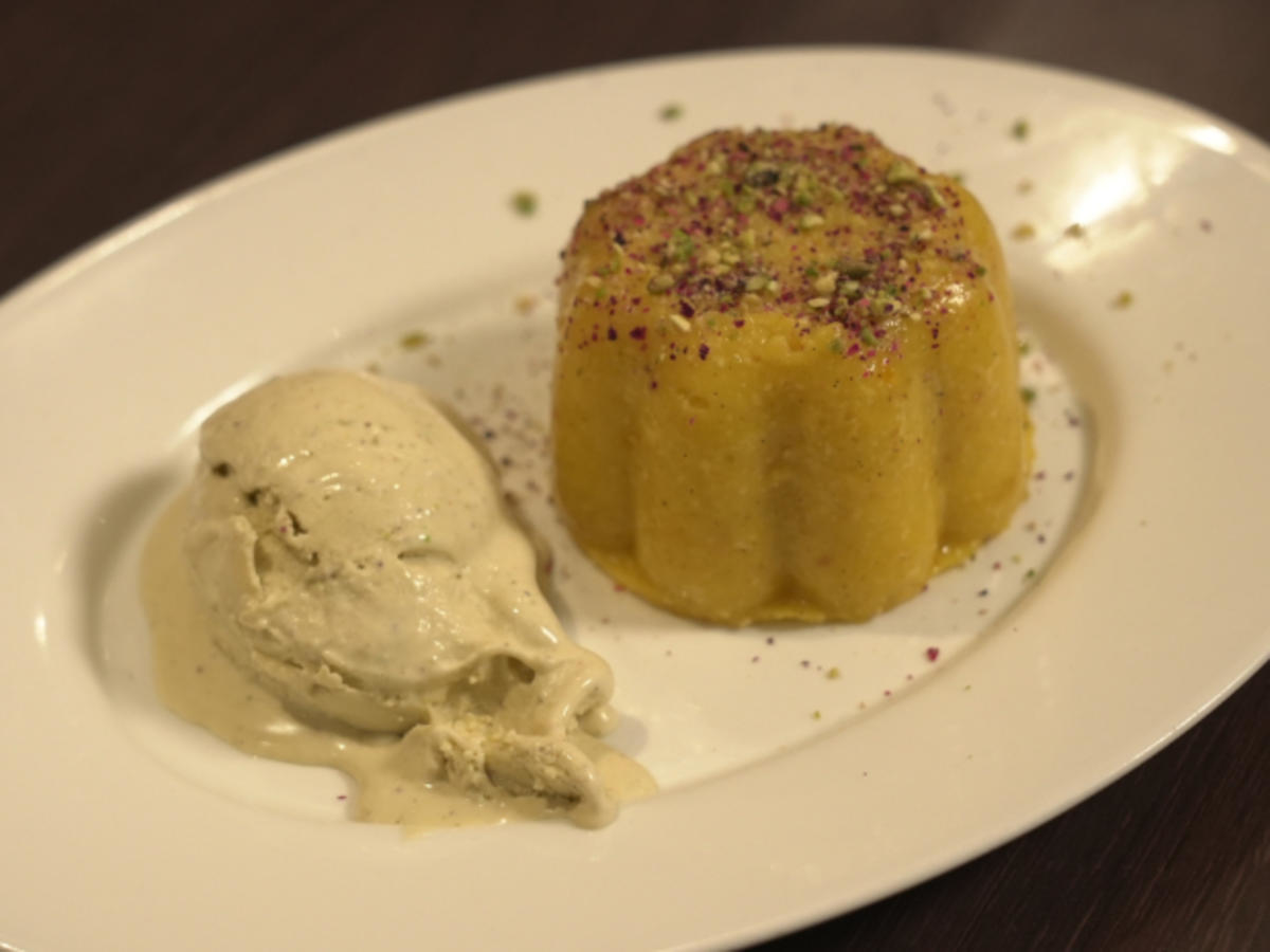 Safran-Reispudding mit Mandeln und Pistazieneis