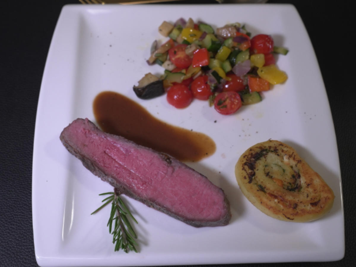 Rostbraten mit Kartoffelrolle und mediterranes Gemüse