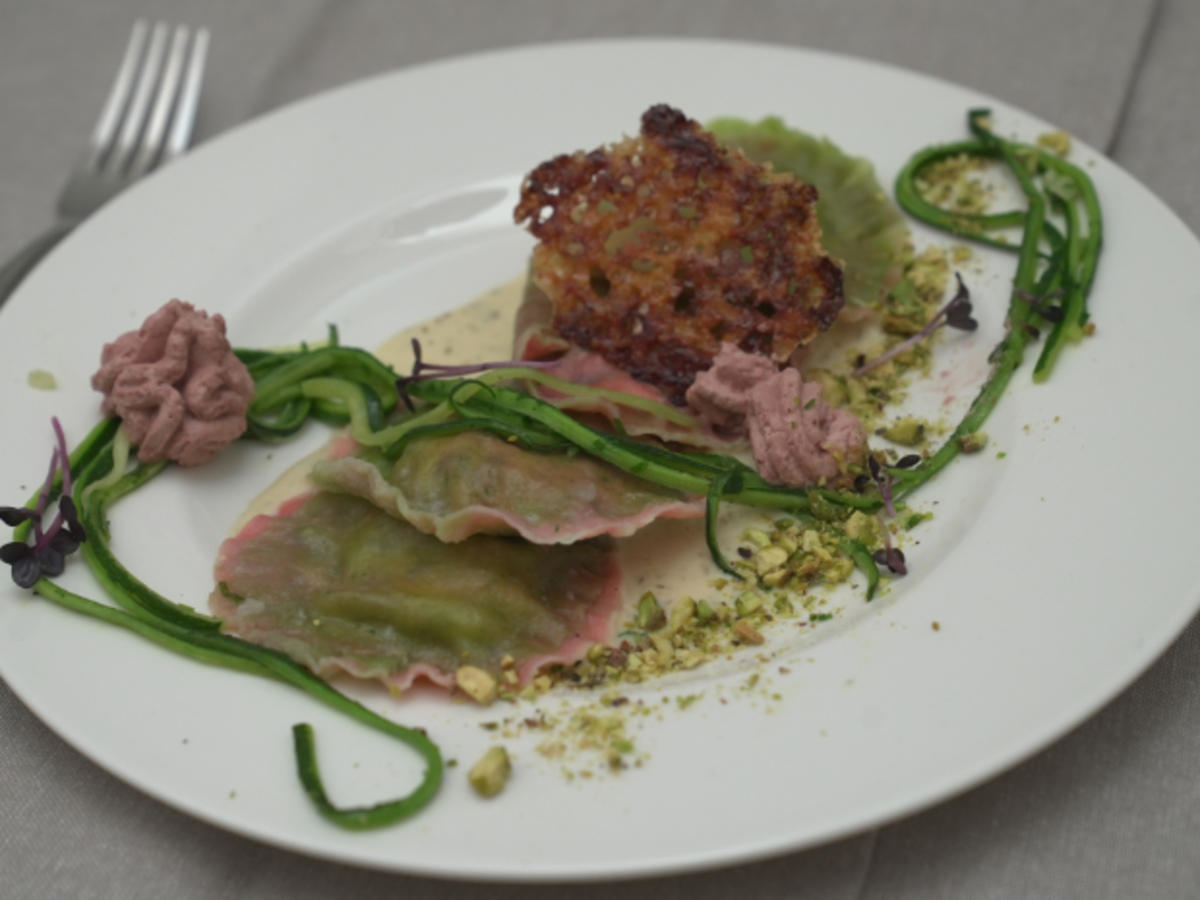 Ravioli mit Weißwein-Soße und Zucchini-Streifen