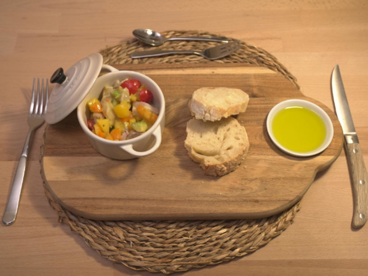 Saibling im bunten Bett, dazu Olivenöl mit selbstgebackenem Brot