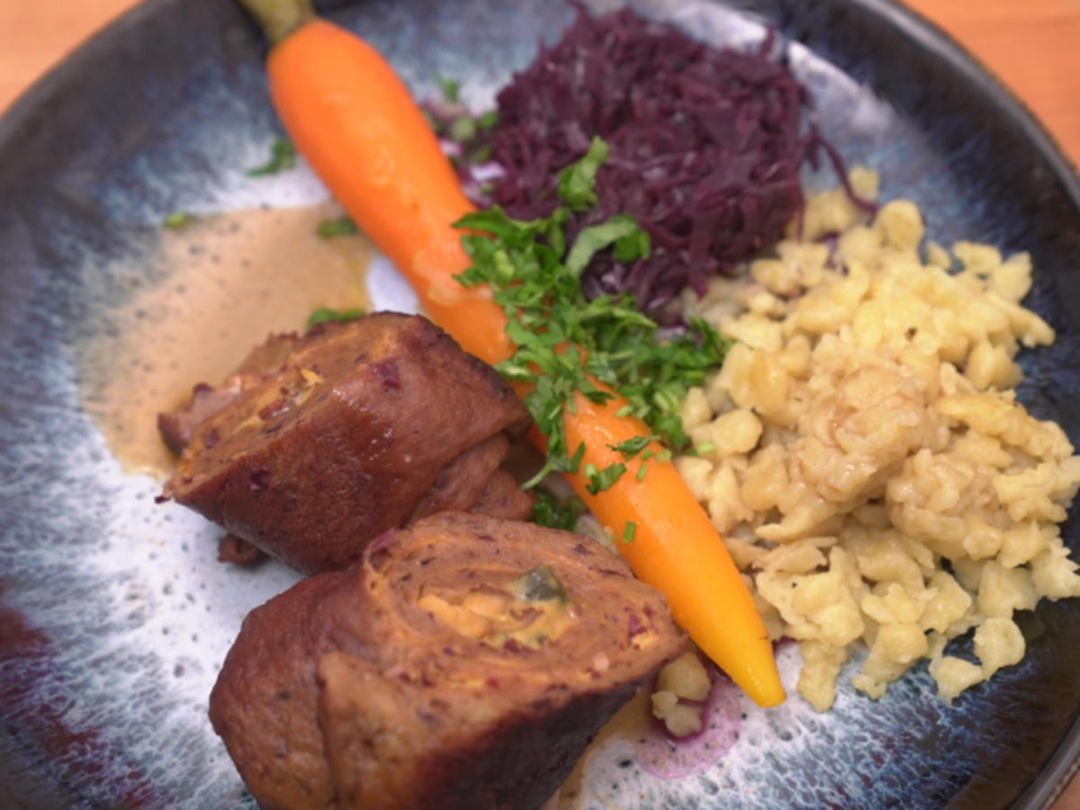 Vegane Seitanrouladen mit Spätzle, Blaukraut und Gemüse