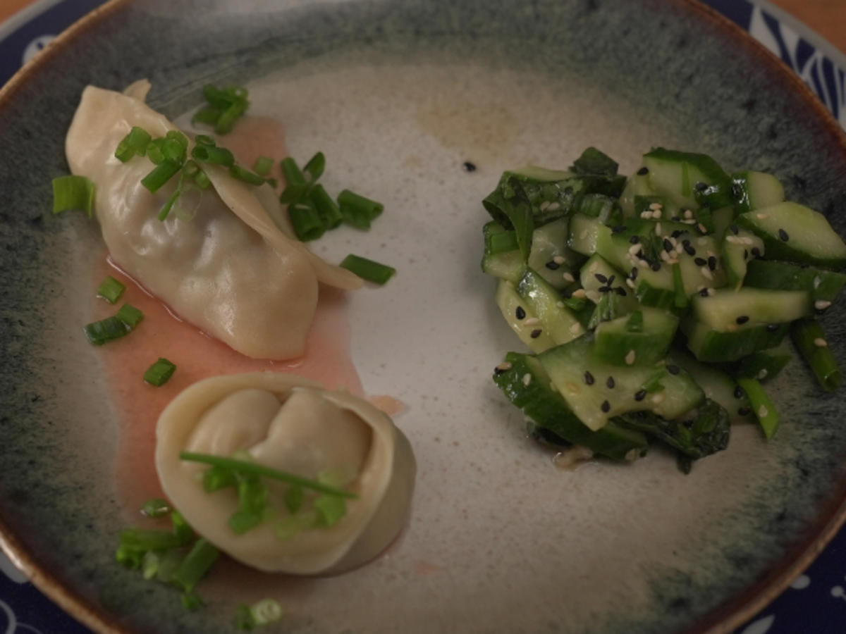 Momos mit Fleisch- und Pilzfüllung dazu Asiatischer Gurkensalat