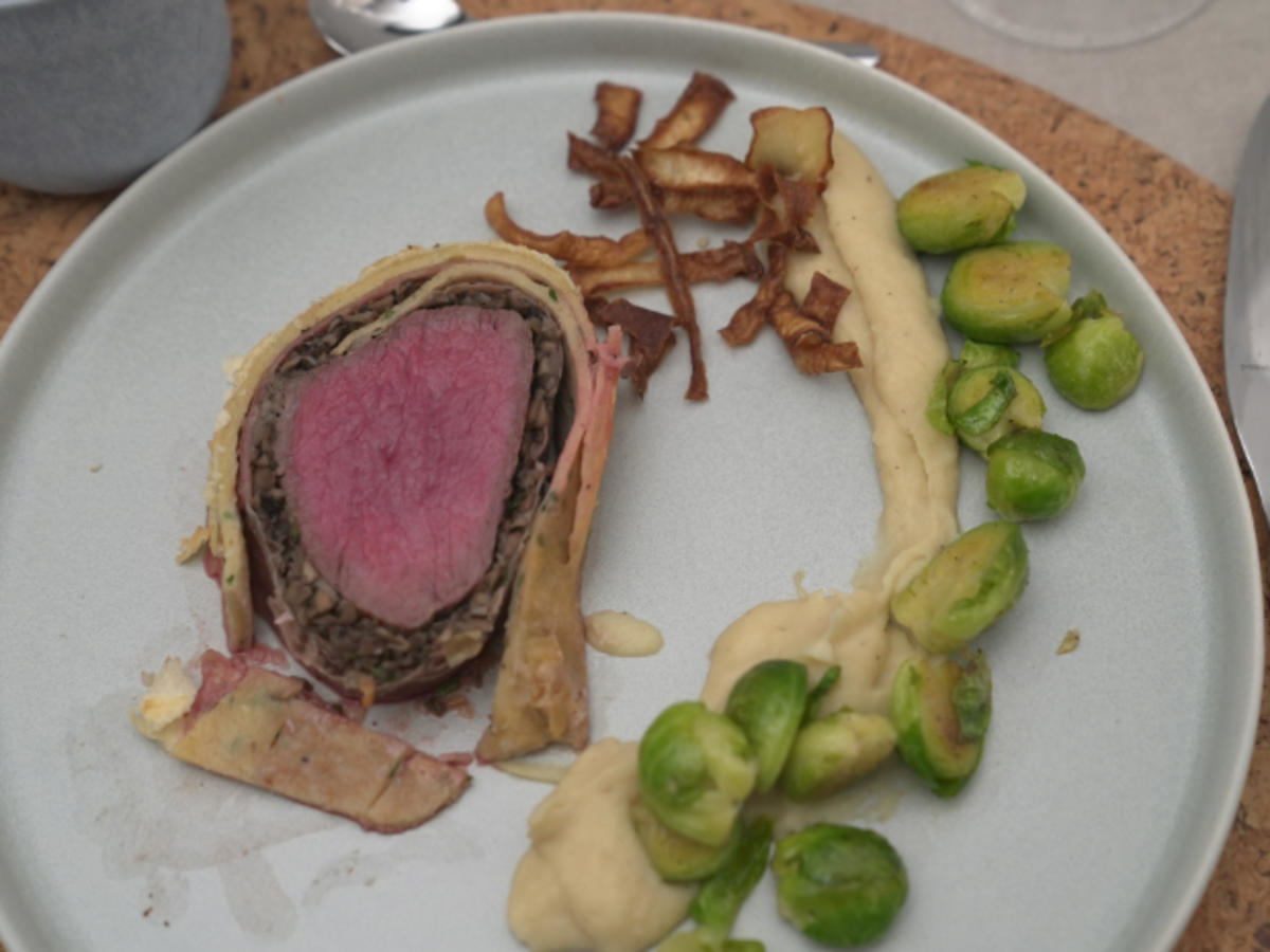 Beef Wellington mit Pastinakenpüree und karamellisierten Rosenkohl