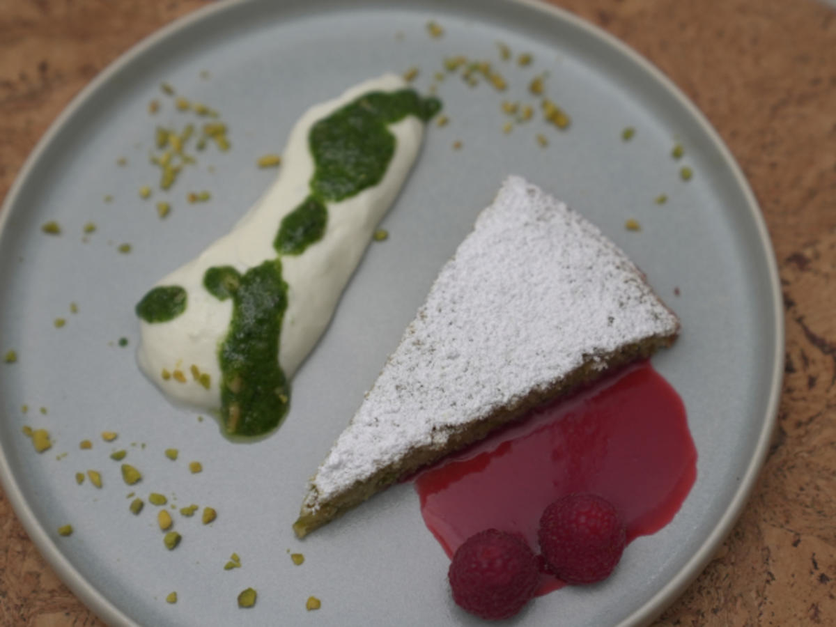 Pistazienkuchen mit Quarkschaum, süßem Pesto und Himbeersauce