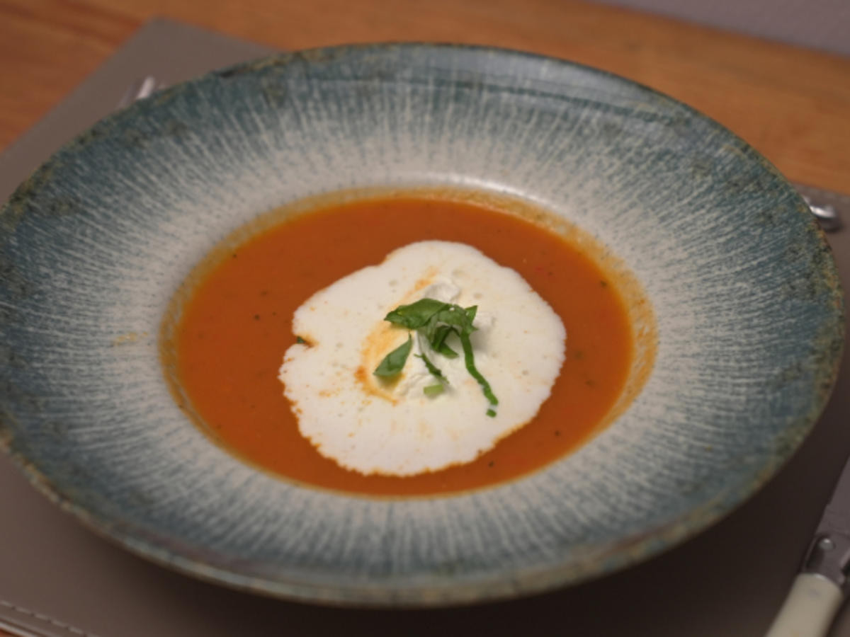 Tomatensuppe mit Sahnehaube und Basilikum