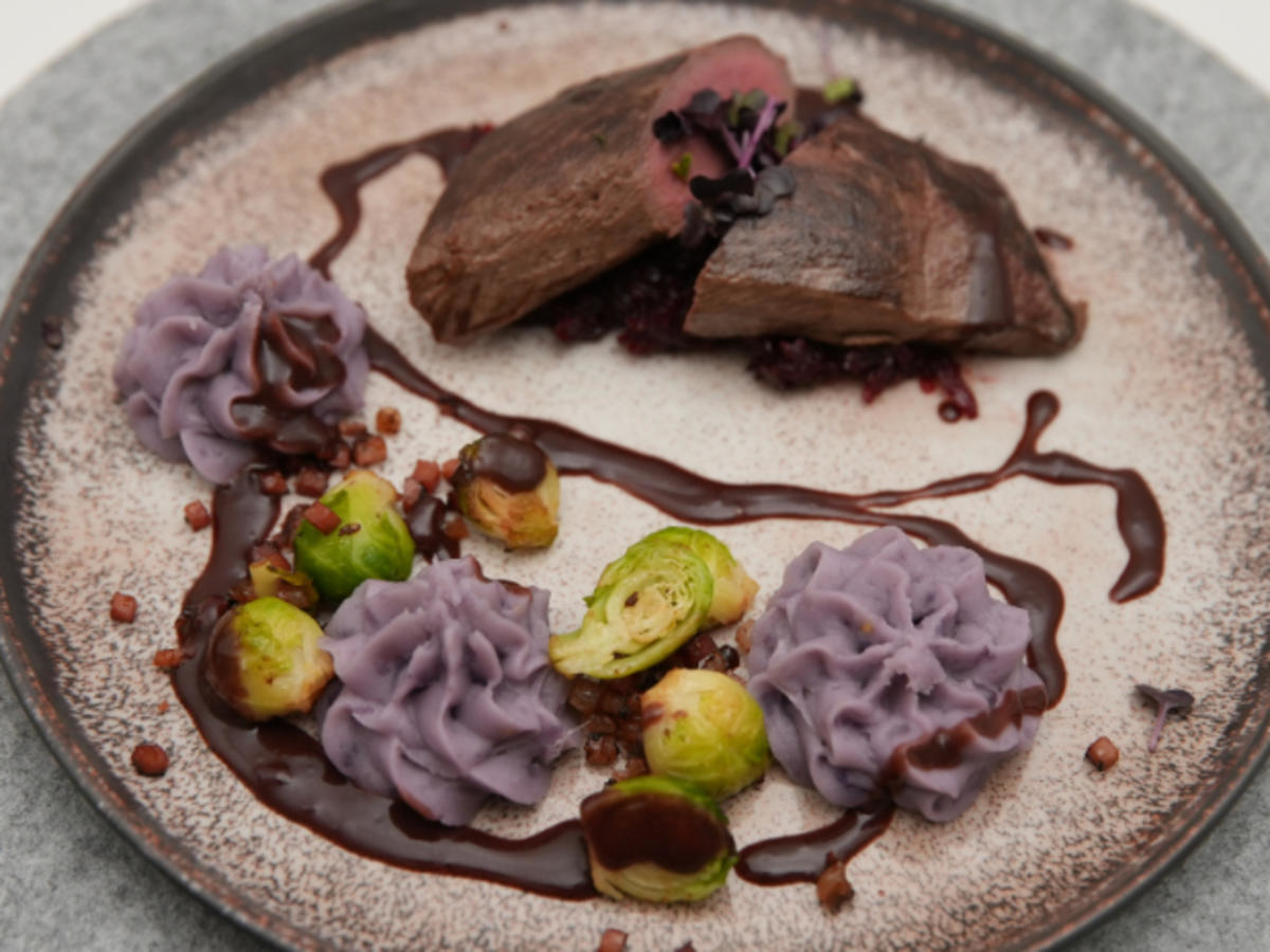 Rehrücken an Brombeersoße mit Kartoffelstampf und Rosenkohl