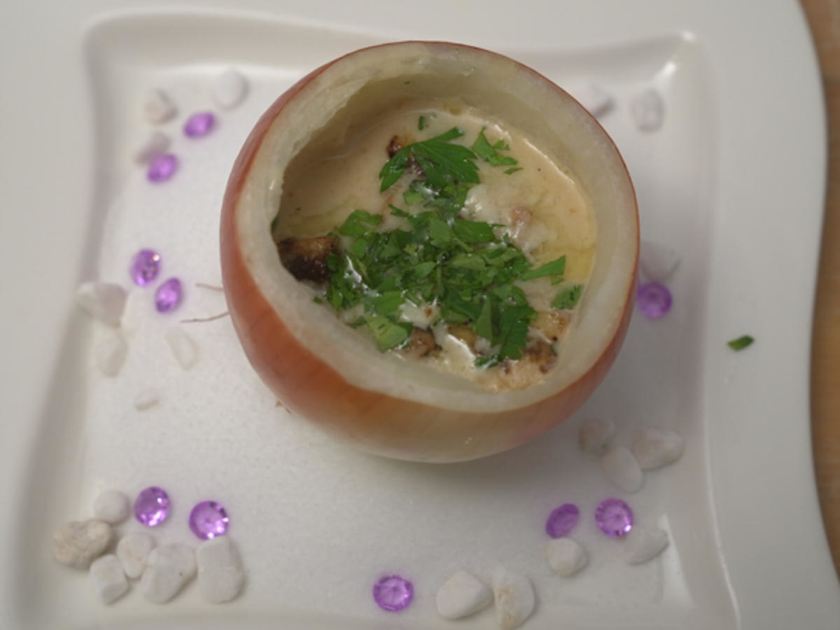Kräftige Zwiebelsuppe im eigenen Mantel