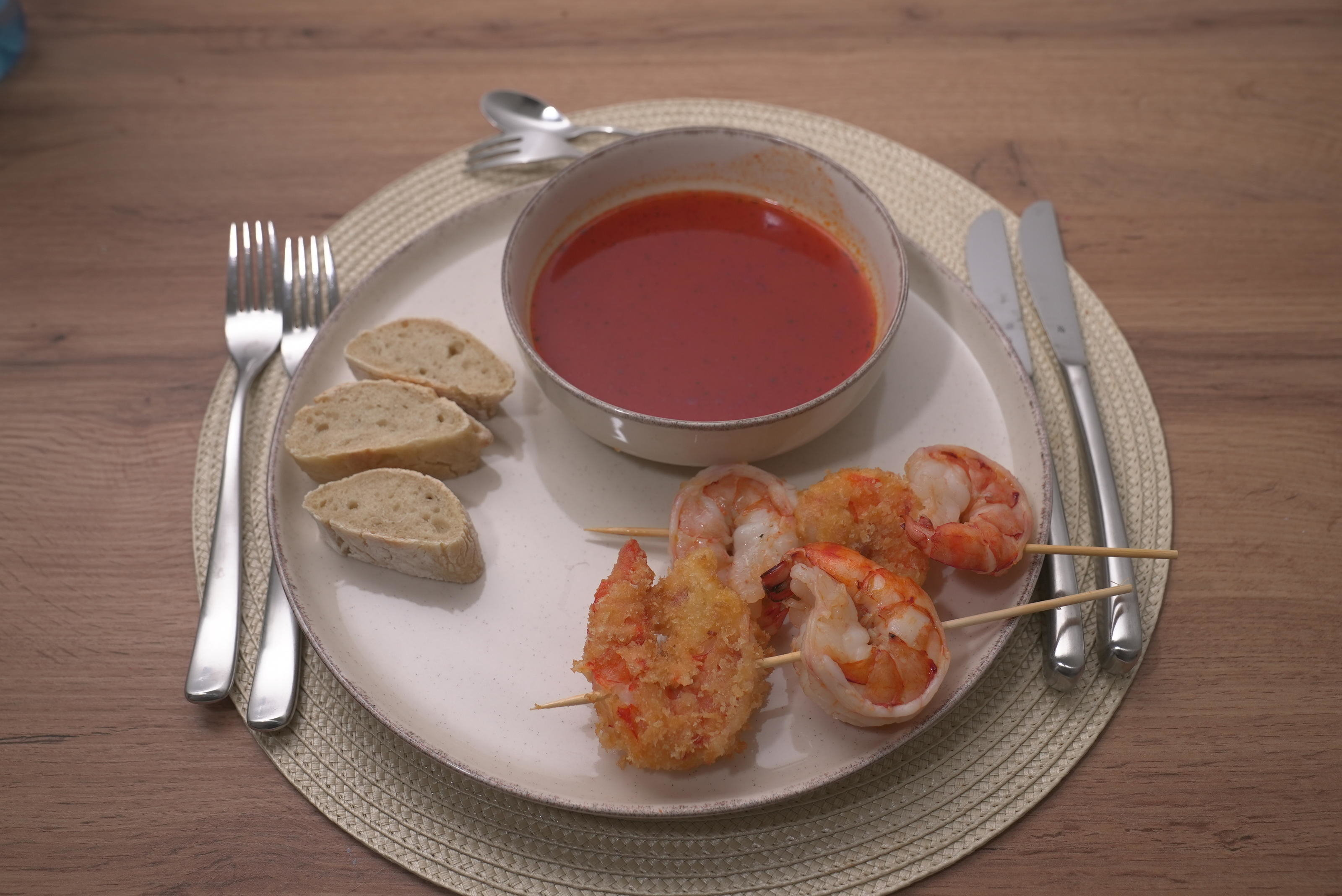 Zweierlei Garnelen mit Tomaten-Weißweinsud & Baguette