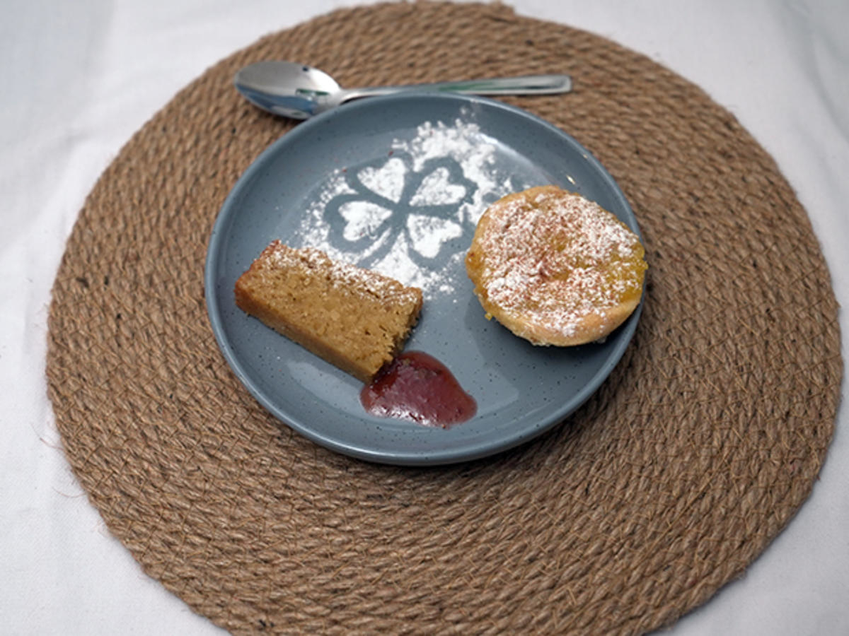 Pasteis de Nata und Tartar de Santiago