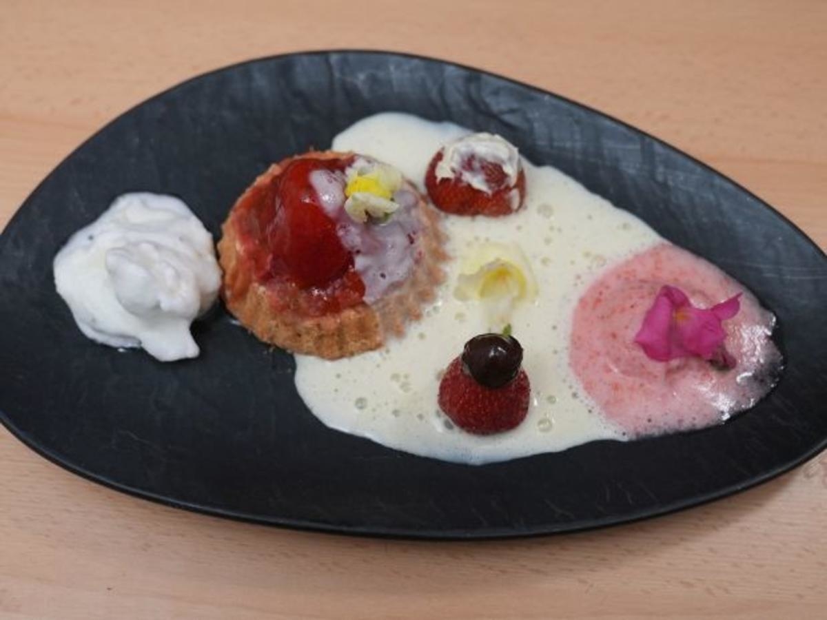 Erdbeer-Rhabarber-Törtchen mit Vanilleschaum