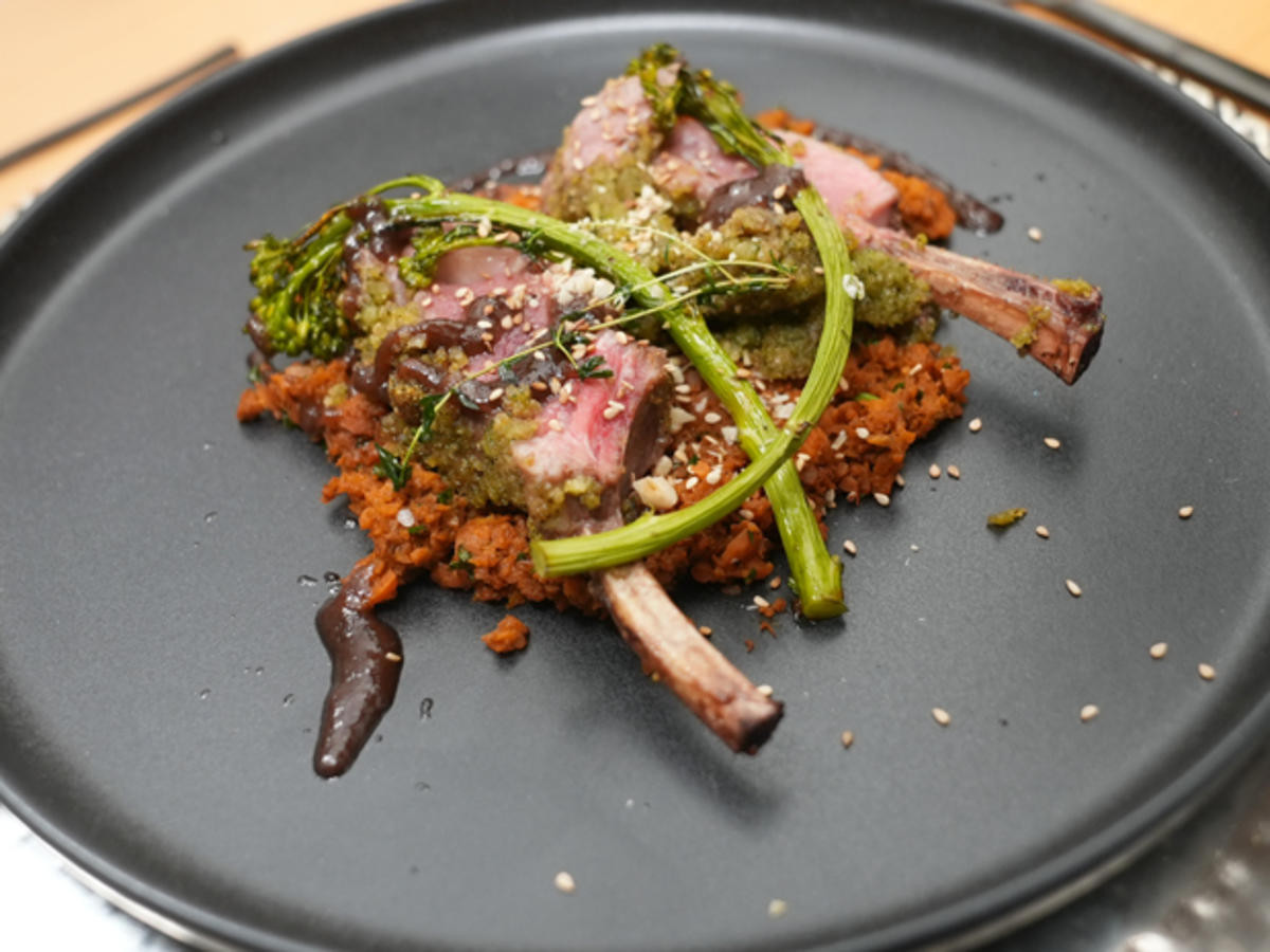 Lammkrone mit Thymianjus, Basilikumkruste, Karotten-„Couscous“ & Brokkoli mit Sesam