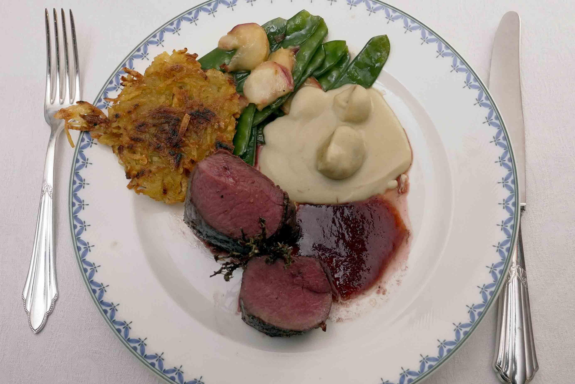 Hirschfilet mit Kartoffelrösti und Zuckerschoten mit Weinbergpfirsich