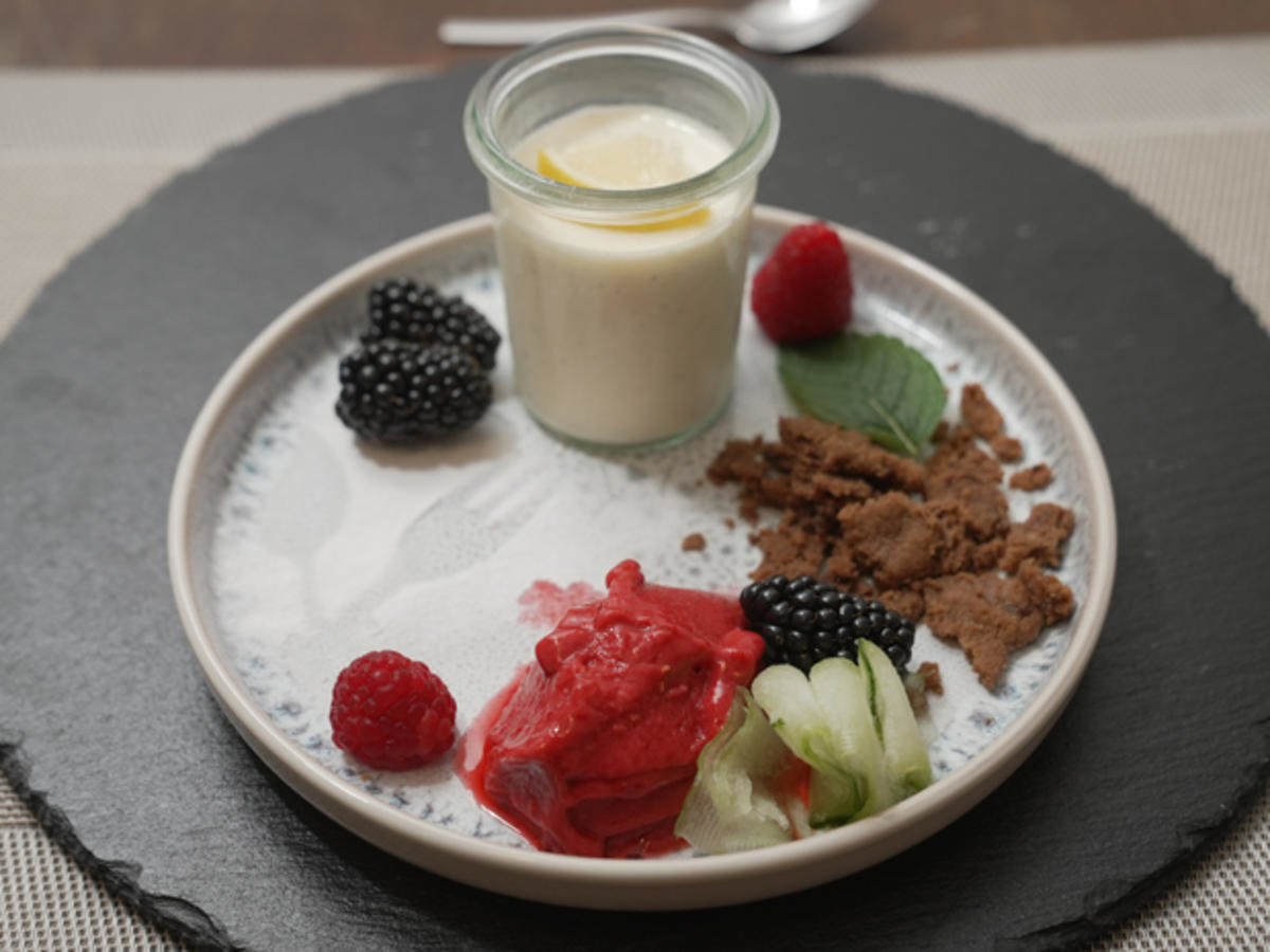 Zitronenpanacotta mit Kekscrumble