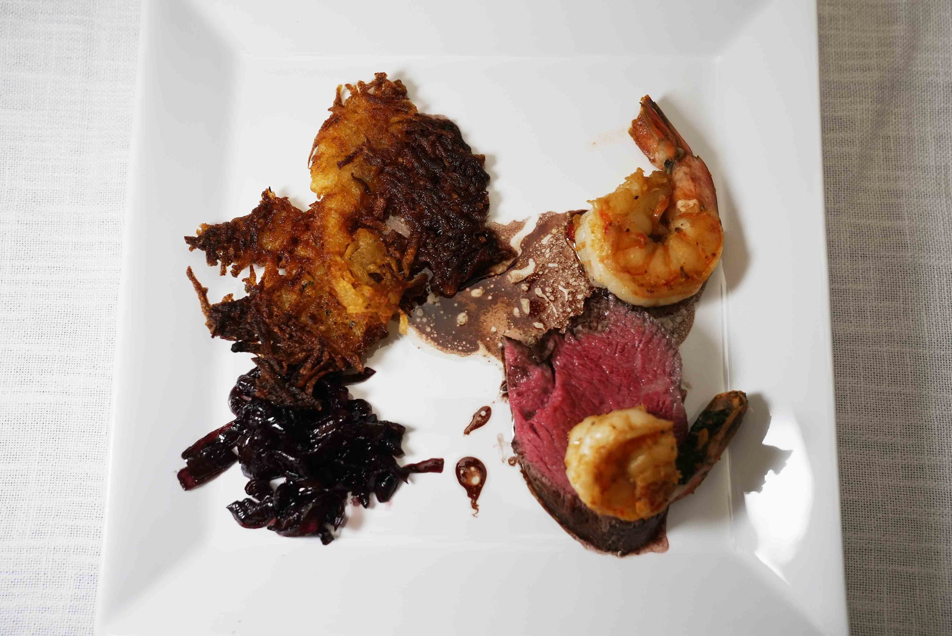 Surf 'n' Turf mit Kartoffelrösti an karamellisierten Rotweinzwiebeln