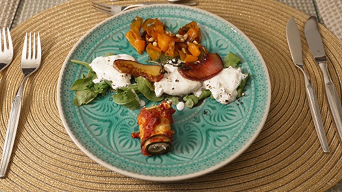 Zucchini-Röllchen, Möhren, Burrata und Pfirsich