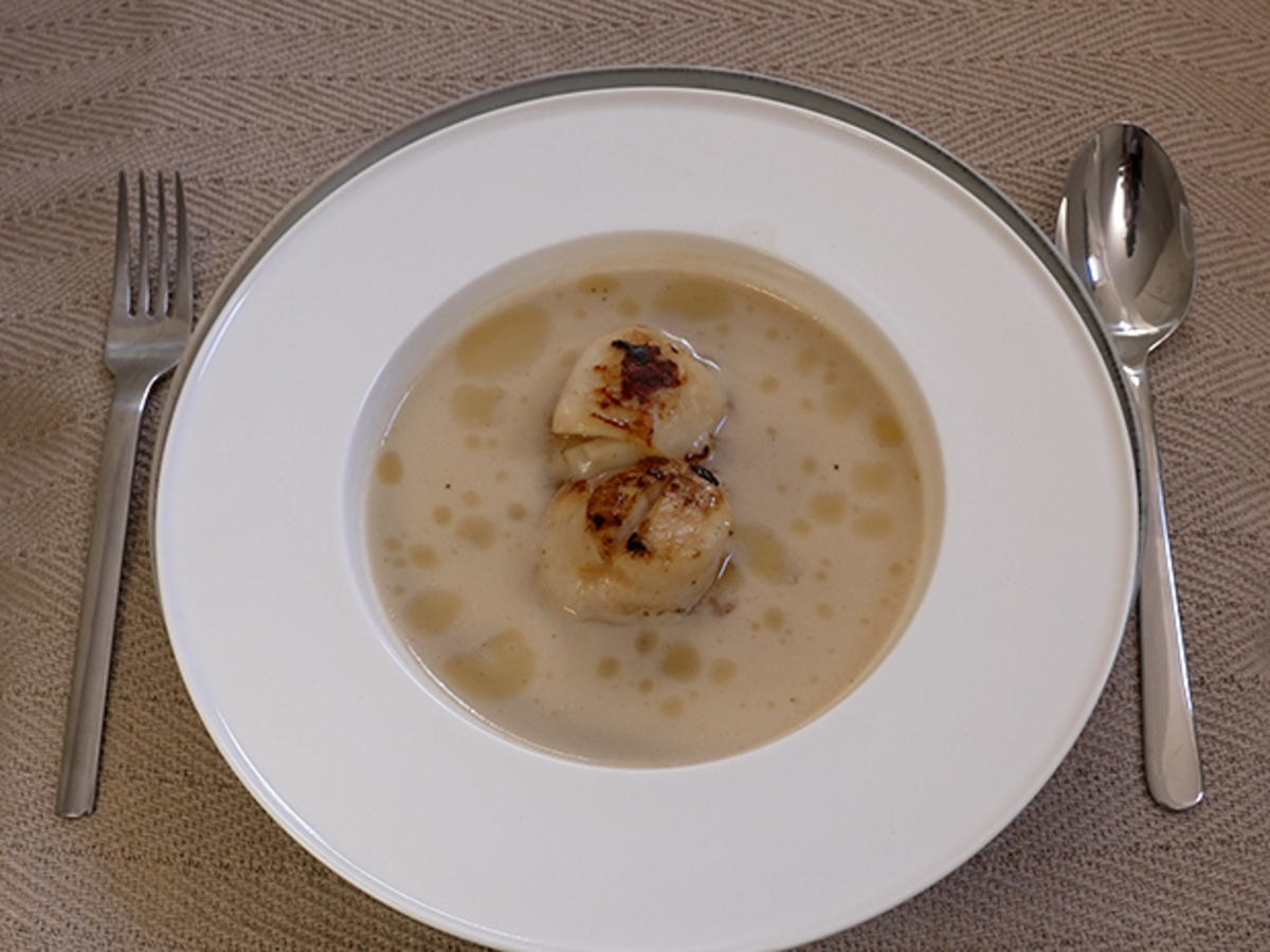 Silvanersuppe mit Jakobsmuscheln