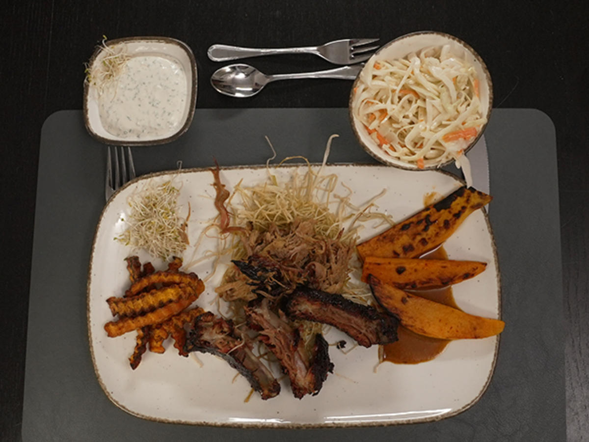 Baby Back Ribs und Pulled Pork mit Coleslaw, Süßkartoffel-Wegdes und Karottenpommes