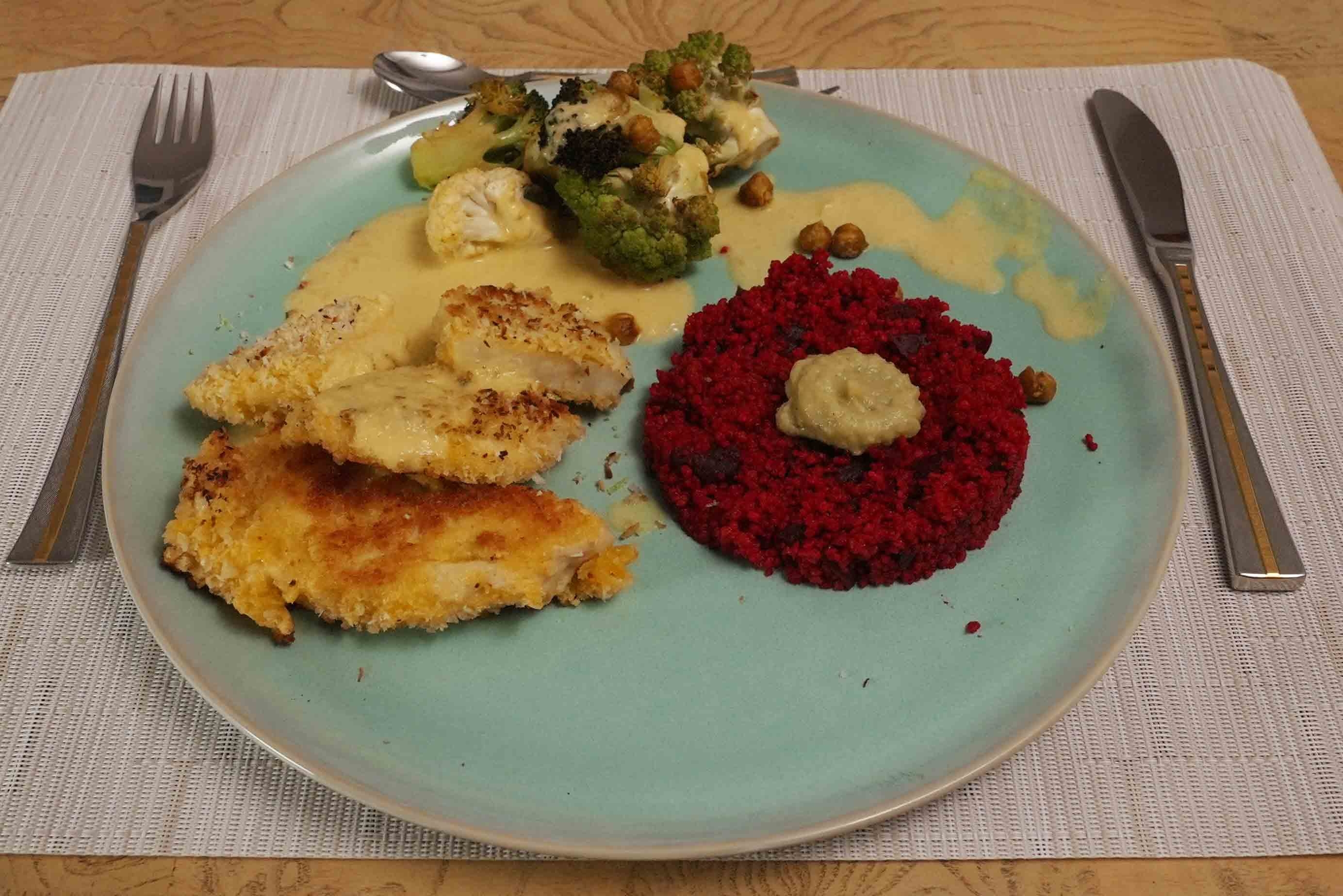 Rote-Bete-Couscous mit Ofengemüse, Zweierlei Schnitzel und Mango-Kokos-Sauce