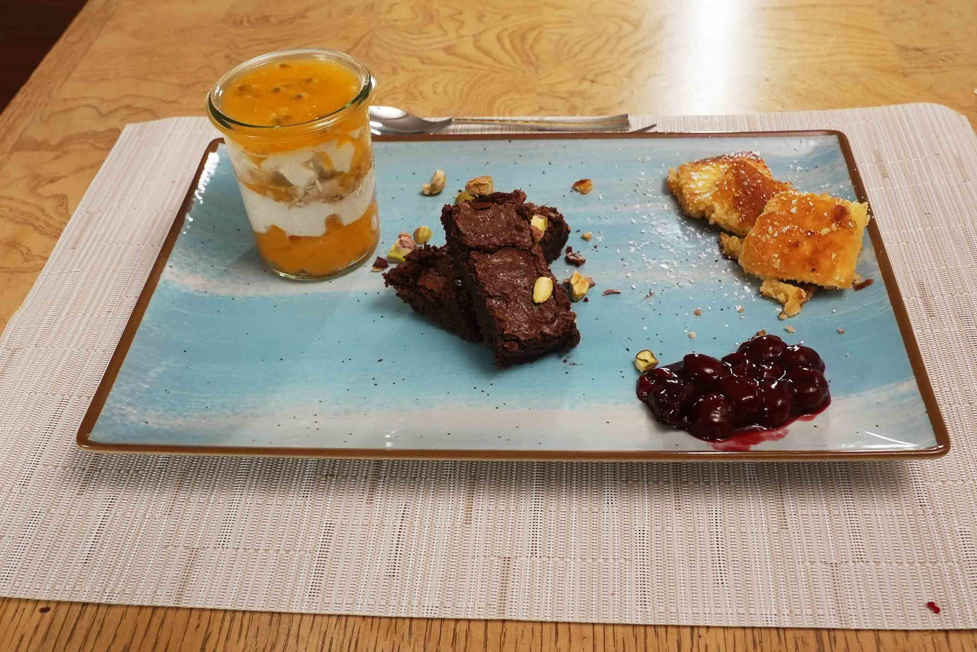 Kaiserschmarrn mit Kirschkompott, Schokoküchlein und Pfirsich-Maracuja-Creme mit Schwips