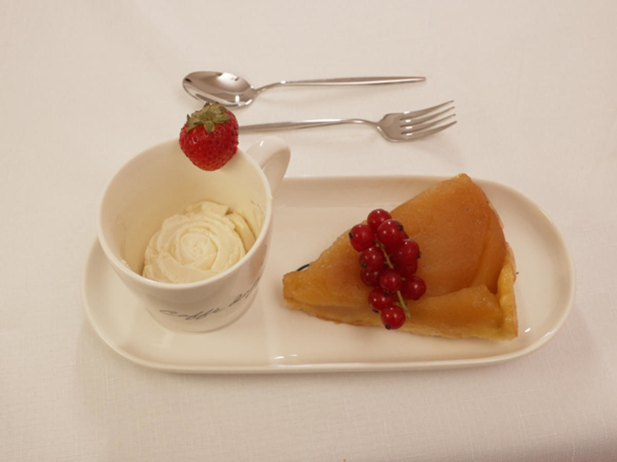 Französische Tarte Tatin mit italienischer, geeister Mascarpone-Creme