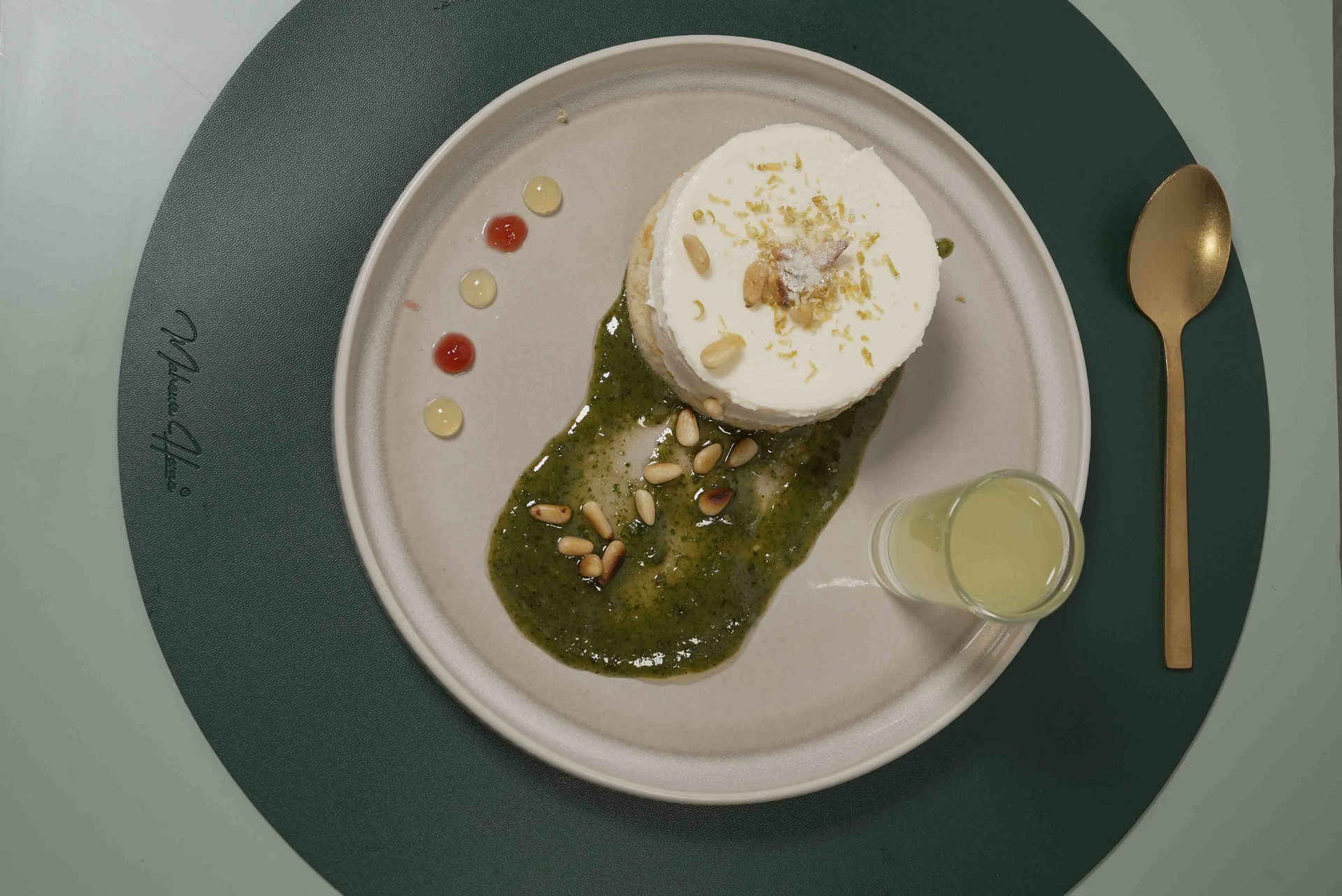 Limoncello-Mousse-Törtchen mit Basilikum-Pesto