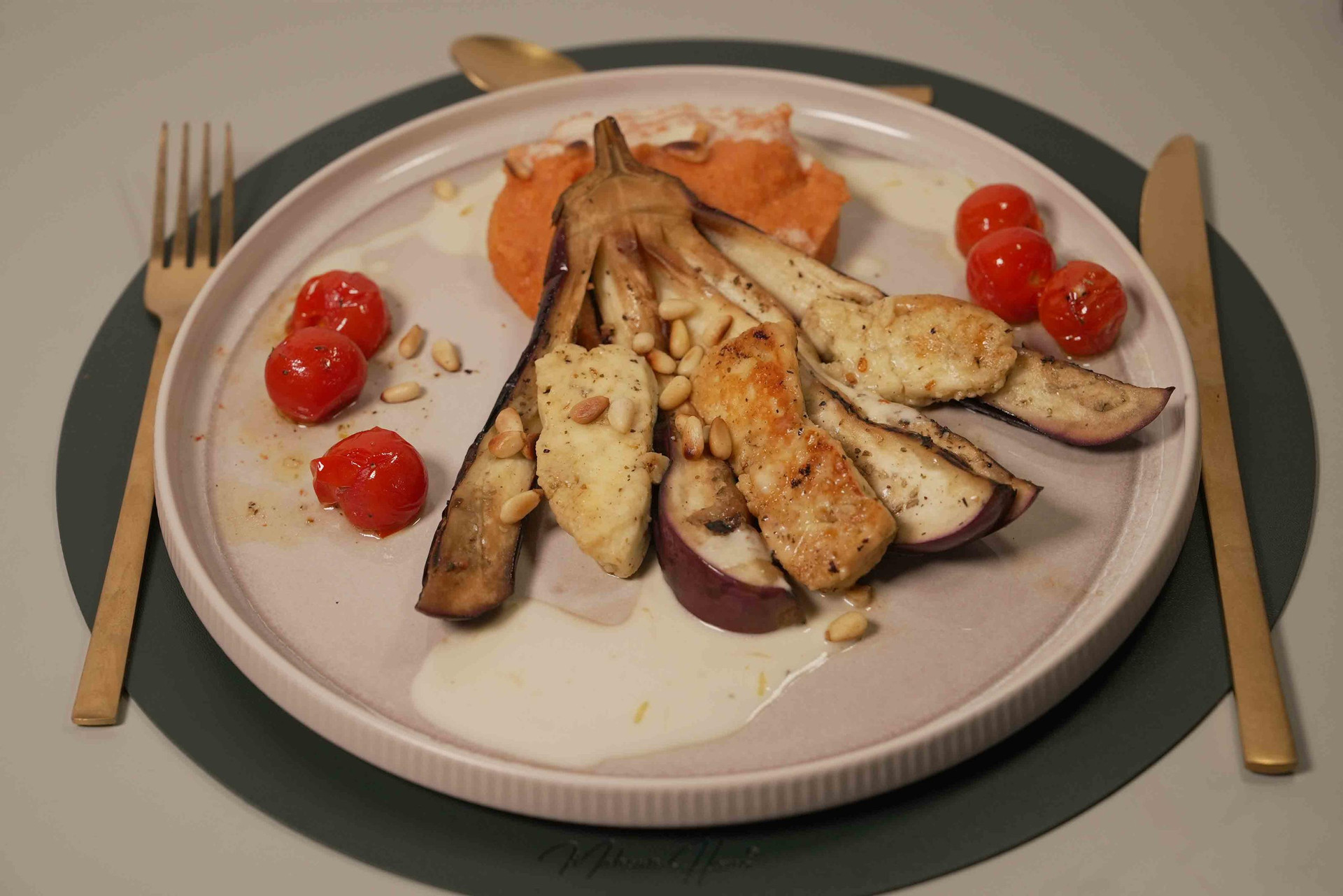 Tomaten-Polenta mit Honig-Halloumi und Aubergine